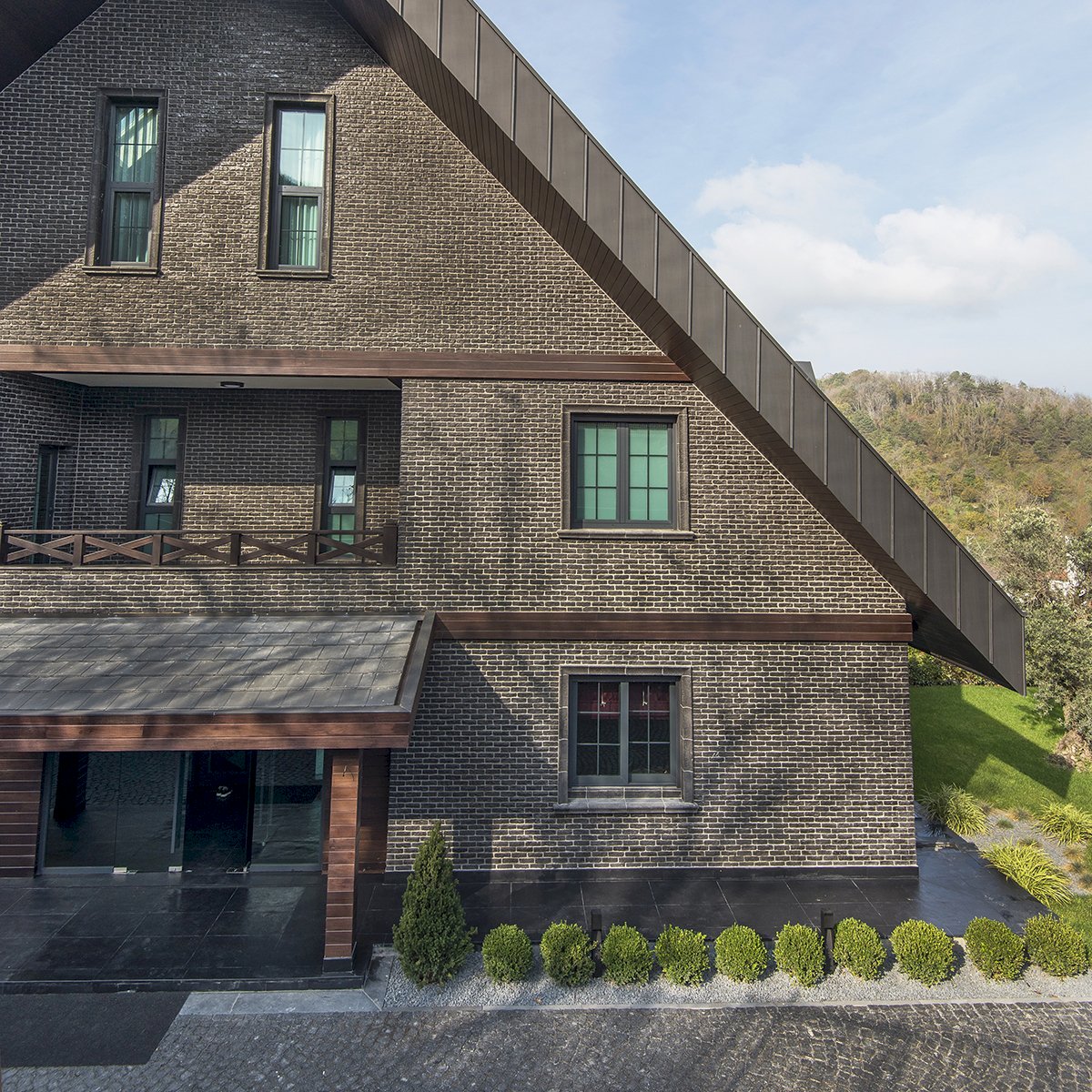 Granulbrick Dark Grey Manufactured Stone Handmade Brick Veneer - Livfloors Collection