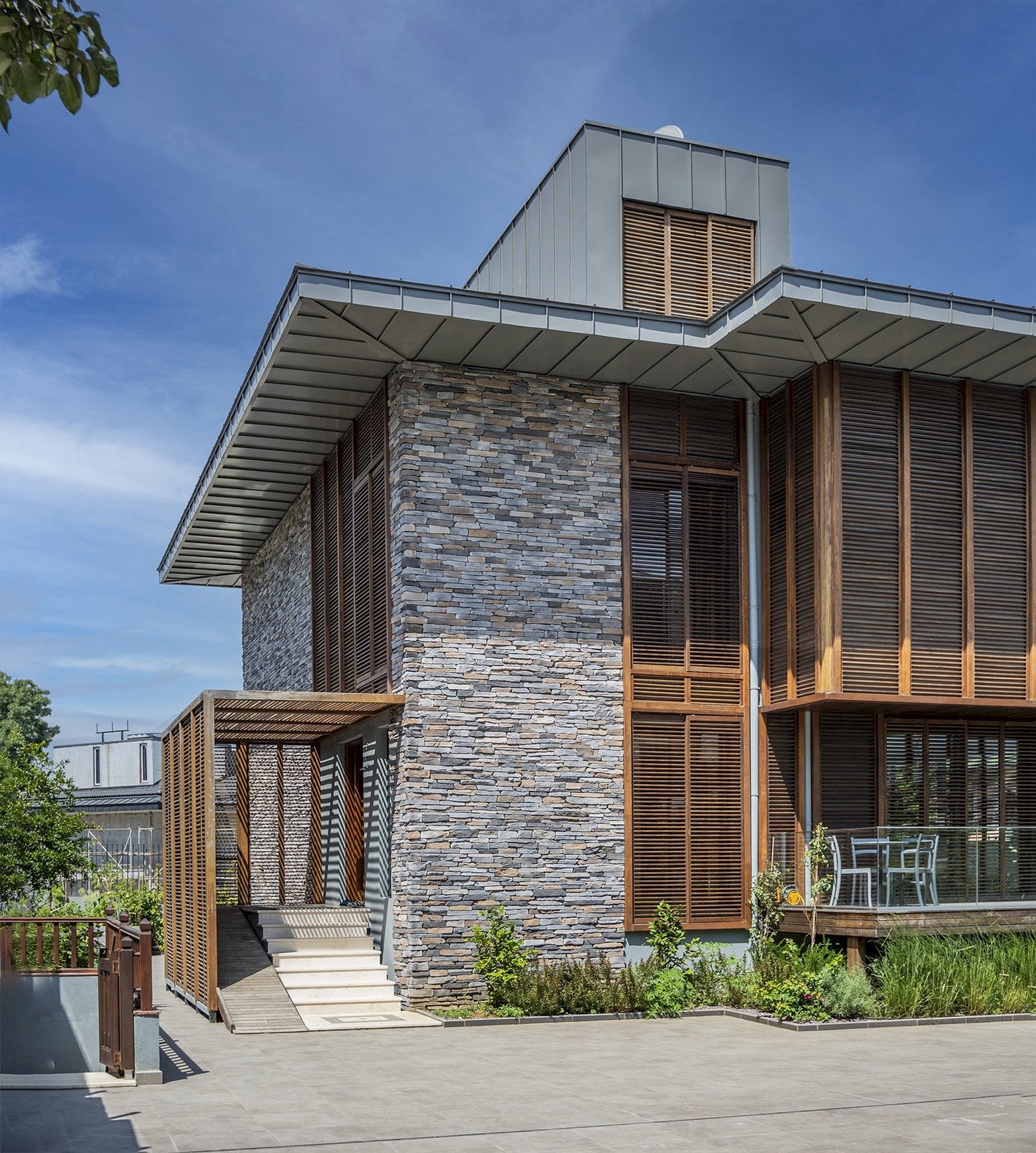 Sierra Anthracite Slate Look Manufactured Stone Handmade Veneer - Livfloors Collection